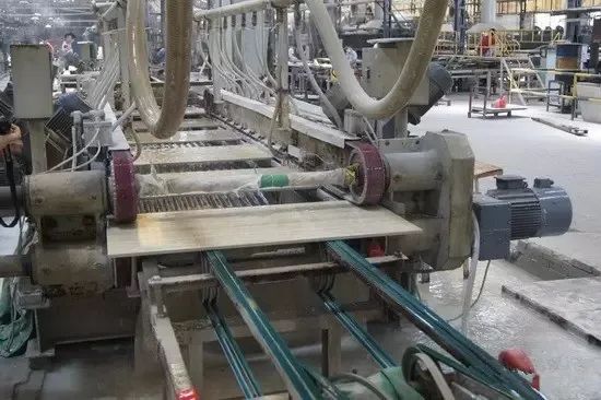 潔匠凈化·的凈工業(yè)除臭劑_陶瓷廠異味大、被投訴，潔匠現(xiàn)場(chǎng)抽取廢氣做檢測(cè)、研制有效除臭劑！