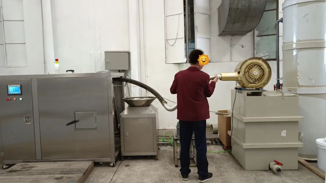餐廚垃圾處理設備結合<a href='/' style='color: blue;' target='_blank'>工業除臭劑</a>實現系統除臭.jpg